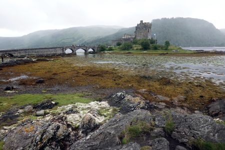 Eilean Donan Castle na ostrově za odlivu.